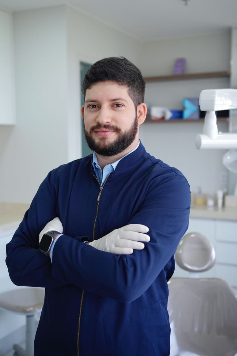 Dr. Leonardo Mendes de Oliveira, fundador da Menoli Odontologia
